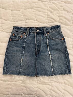 Levi’s Denim Mini Skirt in Medium Blue - Casual Frayed Hem